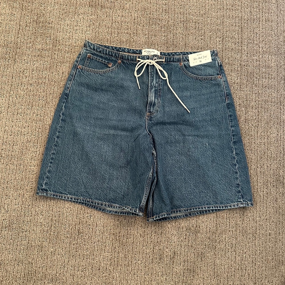 Women’s Abercrombie and Fitch jort size 31. New with tags.